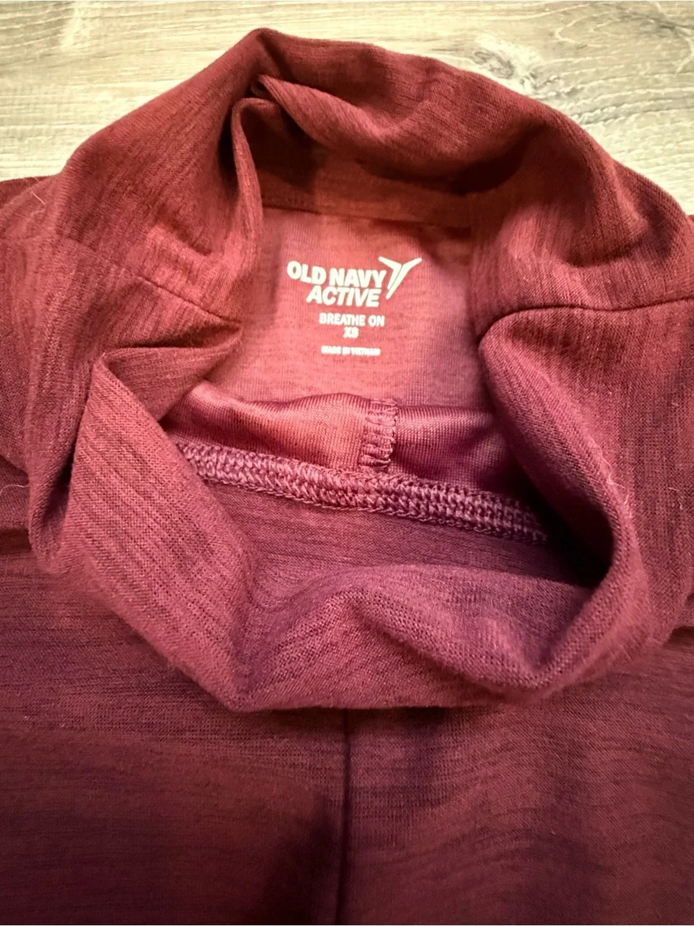 Old Navy Active Women's XS Burgundy Twist-Front Top Lightweight Mock Neck